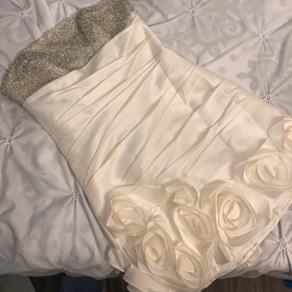 Beautiful white formal dress 🌸